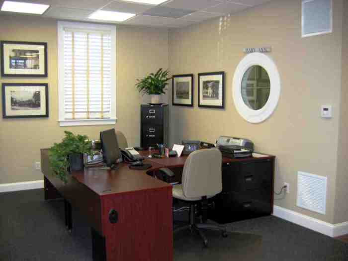 How to decorate small office space