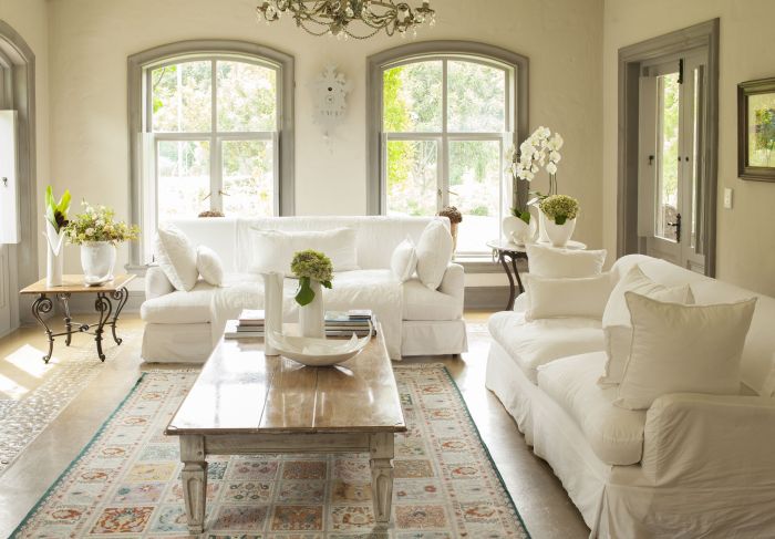 How to decorate a neutral living room