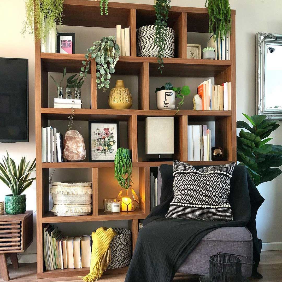 How to decorate a shelf in living room